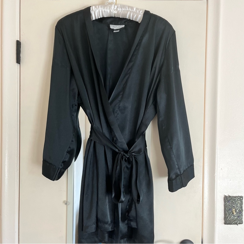 Morgan Taylor Black Satin Robe w/ Gold Embroidery. XL.